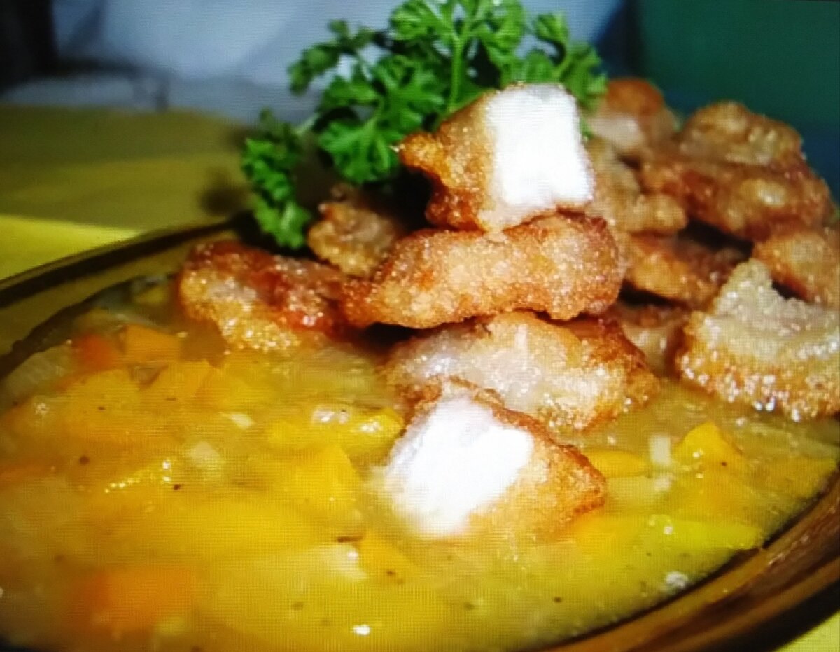 Для приготовления необычного мяса нам понадобится : свинина ( филе ) - 800 грамм , соус соевый - 1 столовая ложка , крахмал , лук репчатый - 1 штука , чеснок - 4 зубчика , бульон мясной - 1 стакан , сахар - 1 чайная ложка , перец сладкий - 1 штука , морковь - 1 штука , масло растительное .                                                                                                                                                                                                                                                                                                                    Мясо нарежьте небольшими кусочками  .                                                      Крахмал разведите с водой до состояния густого меда и замочите мясо в крахмале на 20 минут .                                                                                                                     Раскалите большое количества масла в глубокой сковороде и опускайте мясо по кусочкам , чтобы они не склеились между собой . Обжаривайте до готовности .                                                       После того как мясо будет готово , в сковороде оставьте 2 столовые ложки масла , накалите его , всыпьте сахар и перемешайте . Добавьте мелко нарезанный лук , морковь и перец , обжарьте . Влейте бульон , соевый соус , доведите до кипения , добавьте измельченный чеснок и , когда все закипит , влейте тонкой струйкой , помешивая , разведенный в холодной воде крахмал ( 100 миллилитров воды + 1 чайная ложка крахмала ) .                                                                                                                                    Подайте мясо с вареным рисом , сверху полейте соусом . 