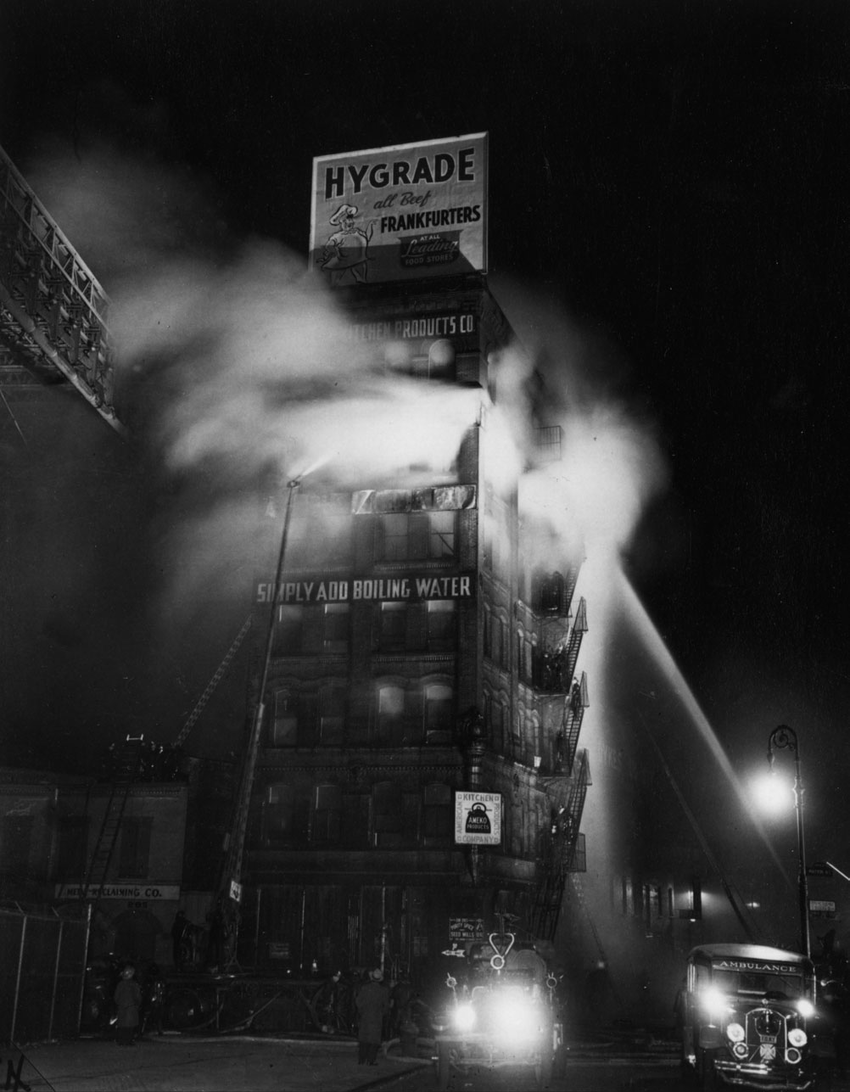 Автор: Weegee