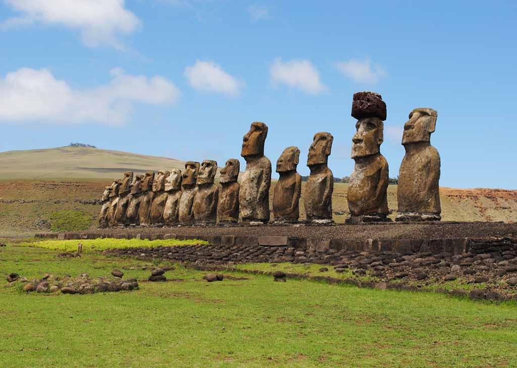 Статуи на острове. Моаи на острове Пасхи. Остров Пасхи статуи Моаи. Моаи (статуи острова Пасхи), Чили. Каменные статуи Моаи остров Пасхи Чили.