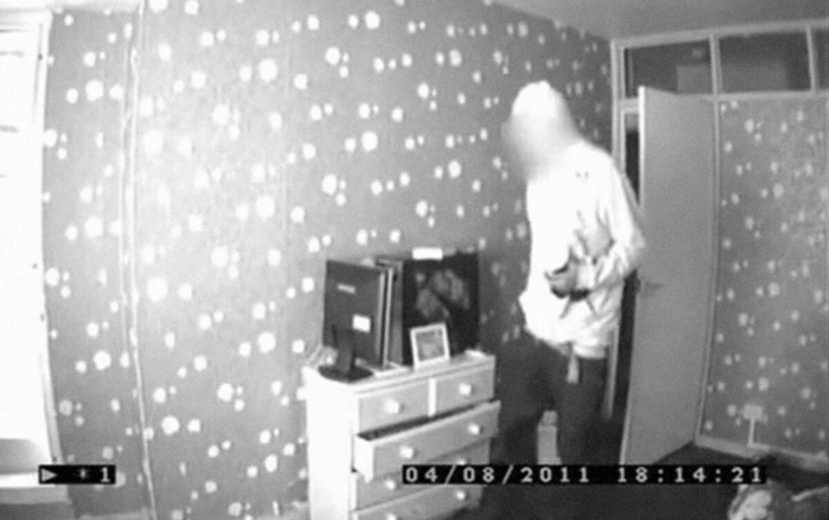 Грабитель по имени Бабба Амбала в одной из квартир-ловушек жилого комплекса Teviot Tower, Бирмингем. 
После поимки он признался в трех кражах и получил год тюрьмы с отсрочкой наказания.