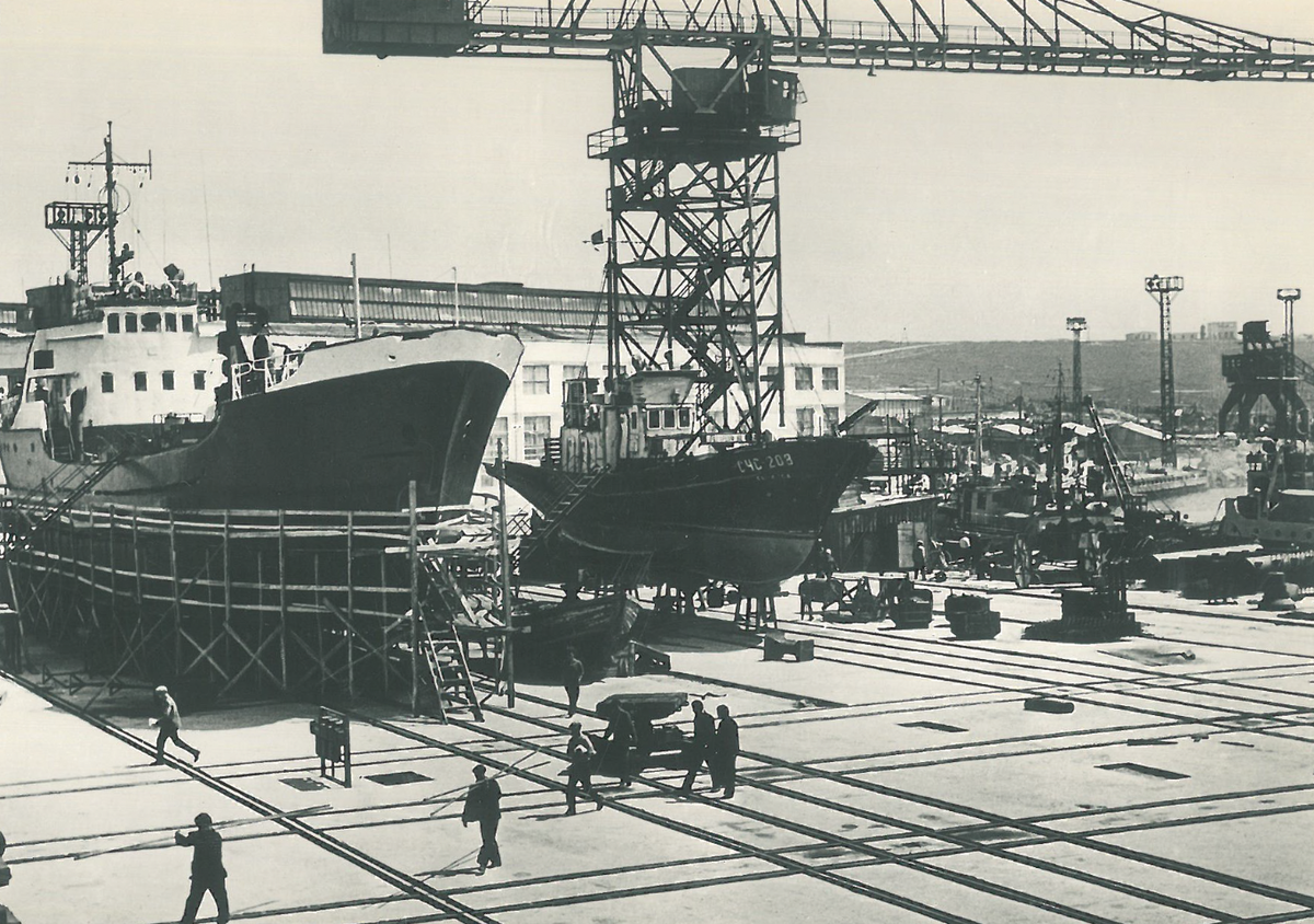 В апреле 1908 на невском судостроительном заводе. Судоремонтный завод в Измаиле 1960 г. Куйбышевский судоремонтный завод 1940. Петропавловская судоверфь Петропавловск-Камчатский. 13 Судоремонтный завод Севастополь ночью.