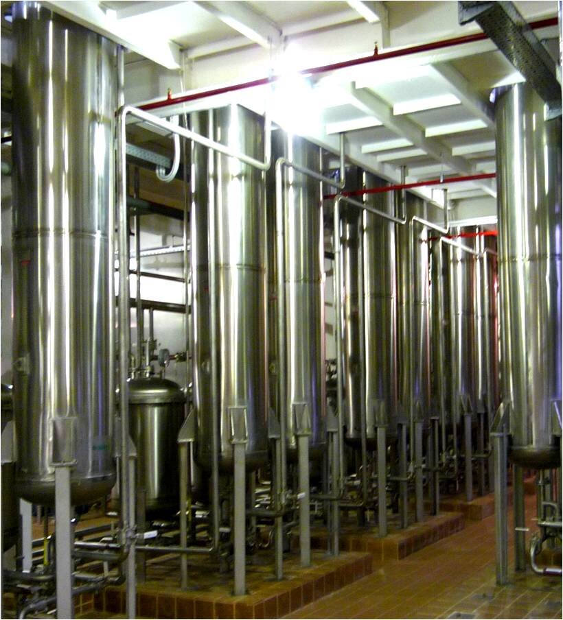 Угольная колонна, очищающая водку. Источник фотографии www.vodka-tf.ru