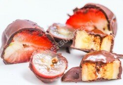 Фрукты в шоколаде – десерт особенный, так как на игре противоположных вкусов можно создавать настоящие шоколадные бестселлеры.