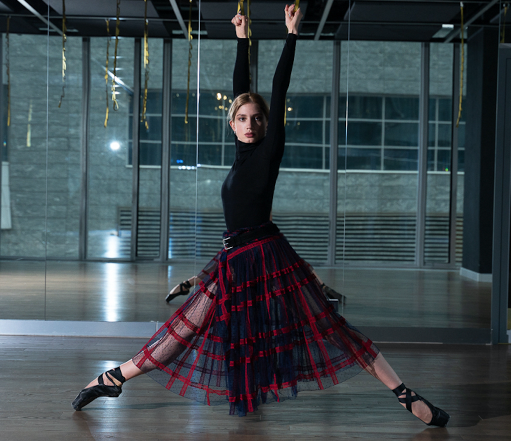 Водолазка и юбка, все Dior. Прическа и макияж: Вика Вакулюк. Благодарим фитнес-клуб Encore Сити за помощь в проведении съемки