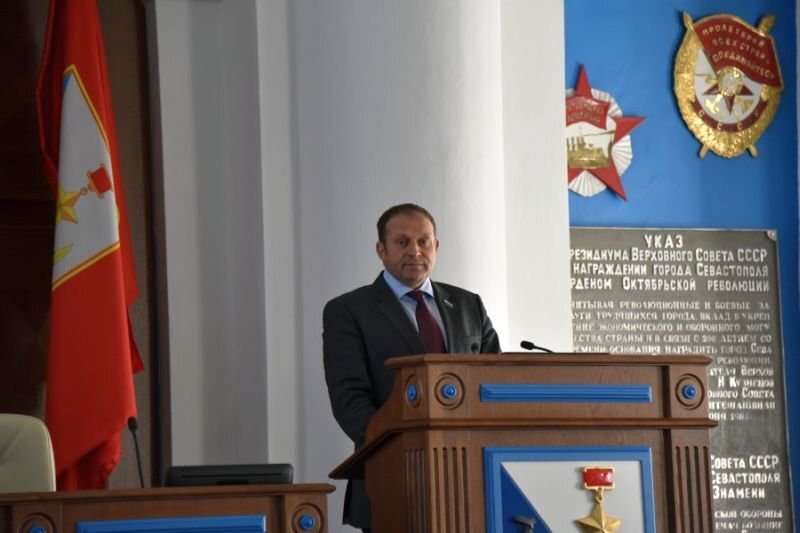 Депутат от ЛДПР Илья Журавлев на трибуне заксобрания Севастополя. Фото: sevzakon.ru.