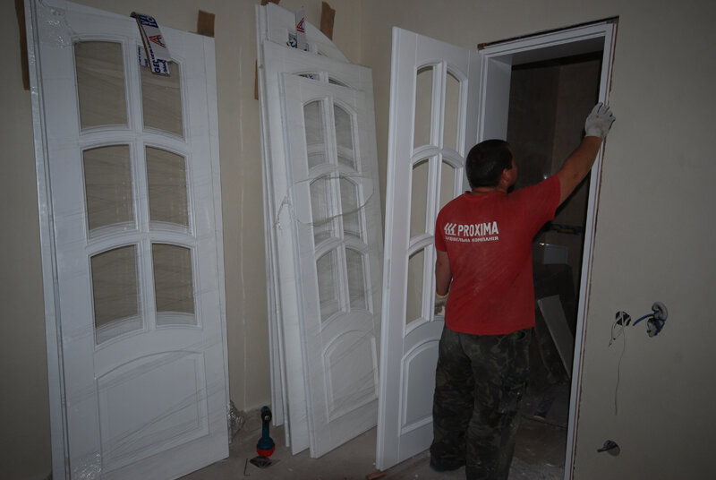 Такой способ удобный, когда дверь открывается вовнутрь комнаты.