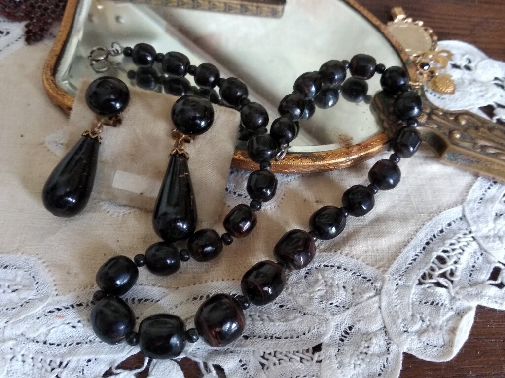 .НЕВЗРАЧНЫЕ ЧЕРНЫЕ БУСЫ И КЛИПСЫ  -ВЫБРОШЕНЫ ПОСЛЕ РЕМОНТА ВМЕСТЕ С КОРОБКОЙ. ОДИН ИЗ САМЫХ ДОРОГИХ ВИДОВ КОРАЛЛА-ЧЕРНЫЙ.ИХ В СОВЕТСКОЕ ВРЕМЯ ЧАСТО ПРИВОЗИЛИ МОРЯКИ ,КАК СУВЕНИР С КУБЫ.СЕЙЧАС НА КУБЕ СТОИМОСТЬ УКРАШЕНИЙ ИЗ ЧЕРНЫХ КОРАЛЛОВ -ОТ 500 ДО 30000$ .И ИХ ВСЕ РАВНО ВЕЗУТ ОТТУДА