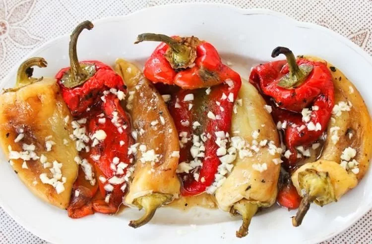 Жареный перец с чесноком – это отличная закуска. Нежнейшая мякоть перцев с чесночной заправкой и зеленью – это потрясающе вкусно. Готовится это блюдо несложно, так что не откладывайте надолго этот рецепт в записную книжку, а спешите приготовить эти перцы, пока матушка-природа дарит нам солнечное тепло и урожай. 