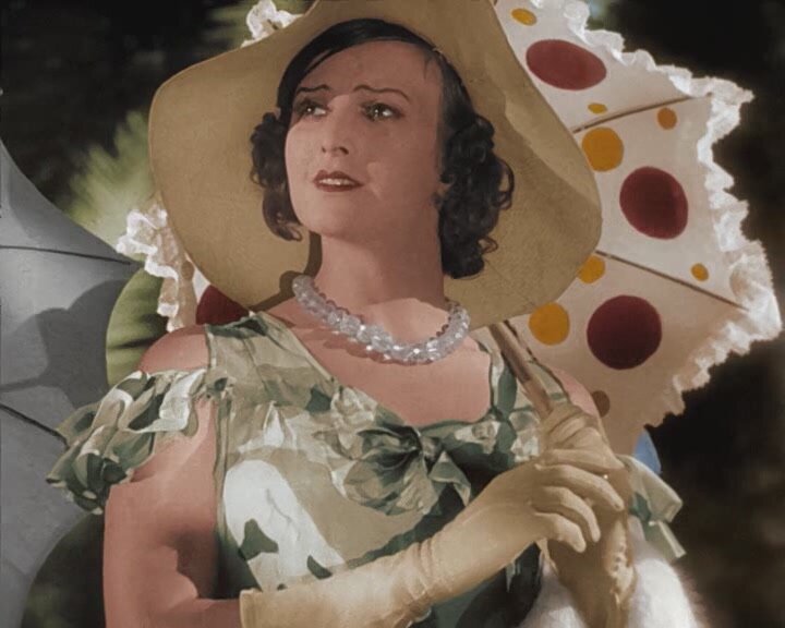  Лена из джаз-феерии «Весёлые ребята» (1934) - типичная фифа и краля 1930-х годов, да и вообще сталинской эпохи. Скриншот. Источник - YouTube.