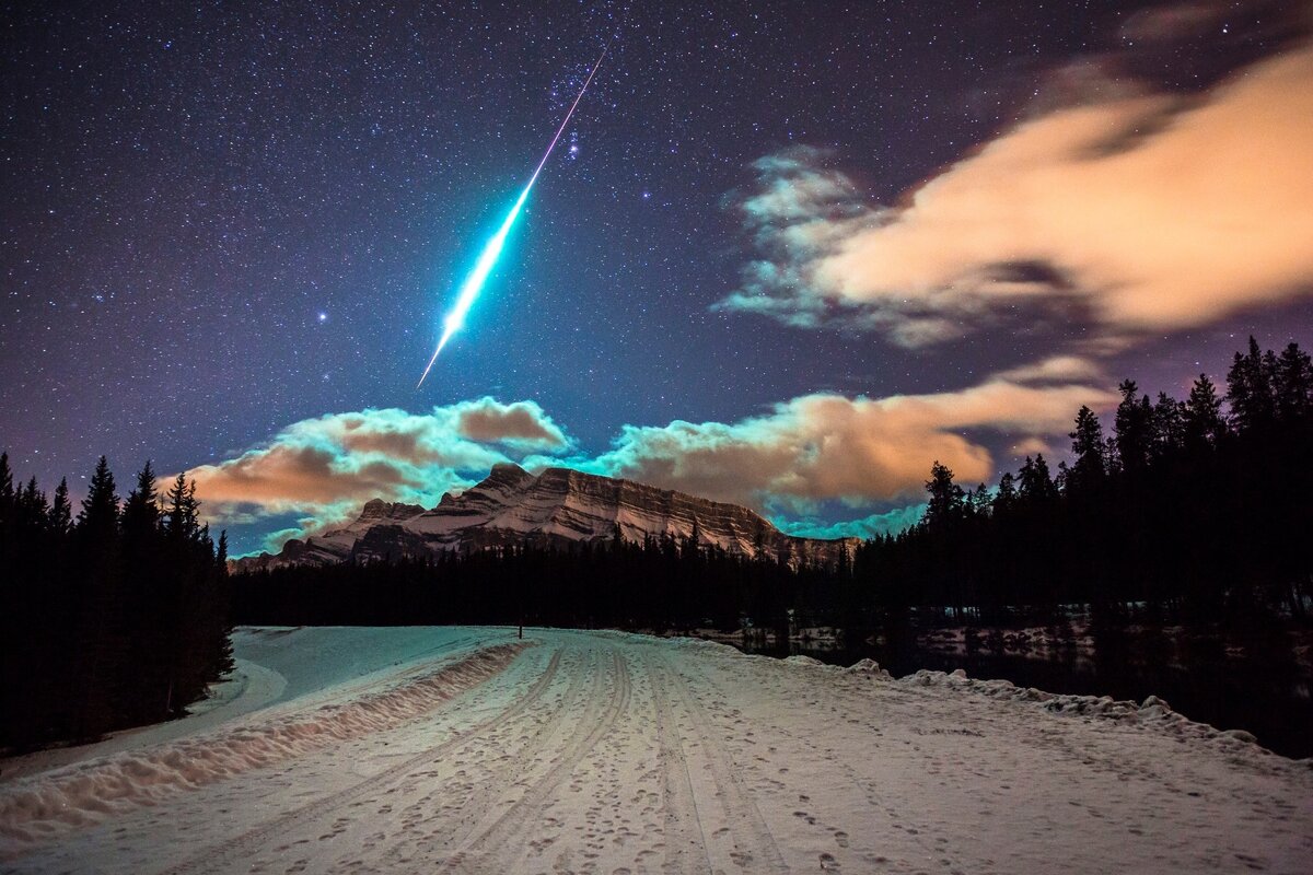 Несколько дней назад в интернете появился новый космический ролик. На видео было заснято падение и взрыв метеорита над Камчаткой.
