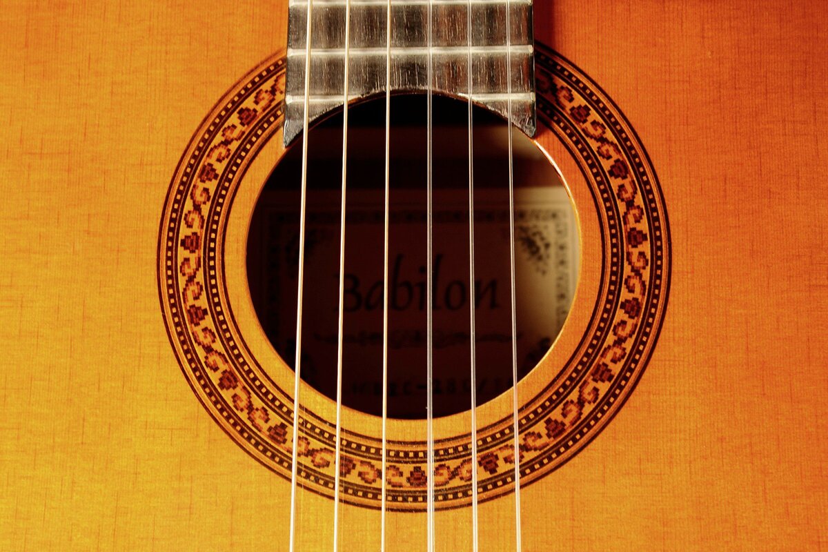 На видео в конце этой публикации звучит «Болеро» Мориса Равеля в аранжировке для двух гитар в четыре руки.