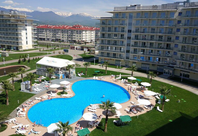 Посмотрел на Booking, поставил пирометры завтрак и бассейн, он выдал гостевой дом Guest House Gavai   Там самый дешёвый номер он показал за 9 200, он просто беспонтовый. Потом добавил отель 3* он показал отель А-отель Каисса, цена 13 200, приличный отель, но есть минус, это обычный гостевой дом, переделанный в отель 3*, нас не устраивают такие отели, они не сертифицированные отели они думают если выкопали яму для бассейна, то все у них отель с 3*