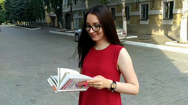 Автор блога Алина Бабаева с книгой PR-специалиста Любови Соболевой "Феномен "Инстаграма"*. Инструменты из книги уже устарели, а она все еще продается. :)