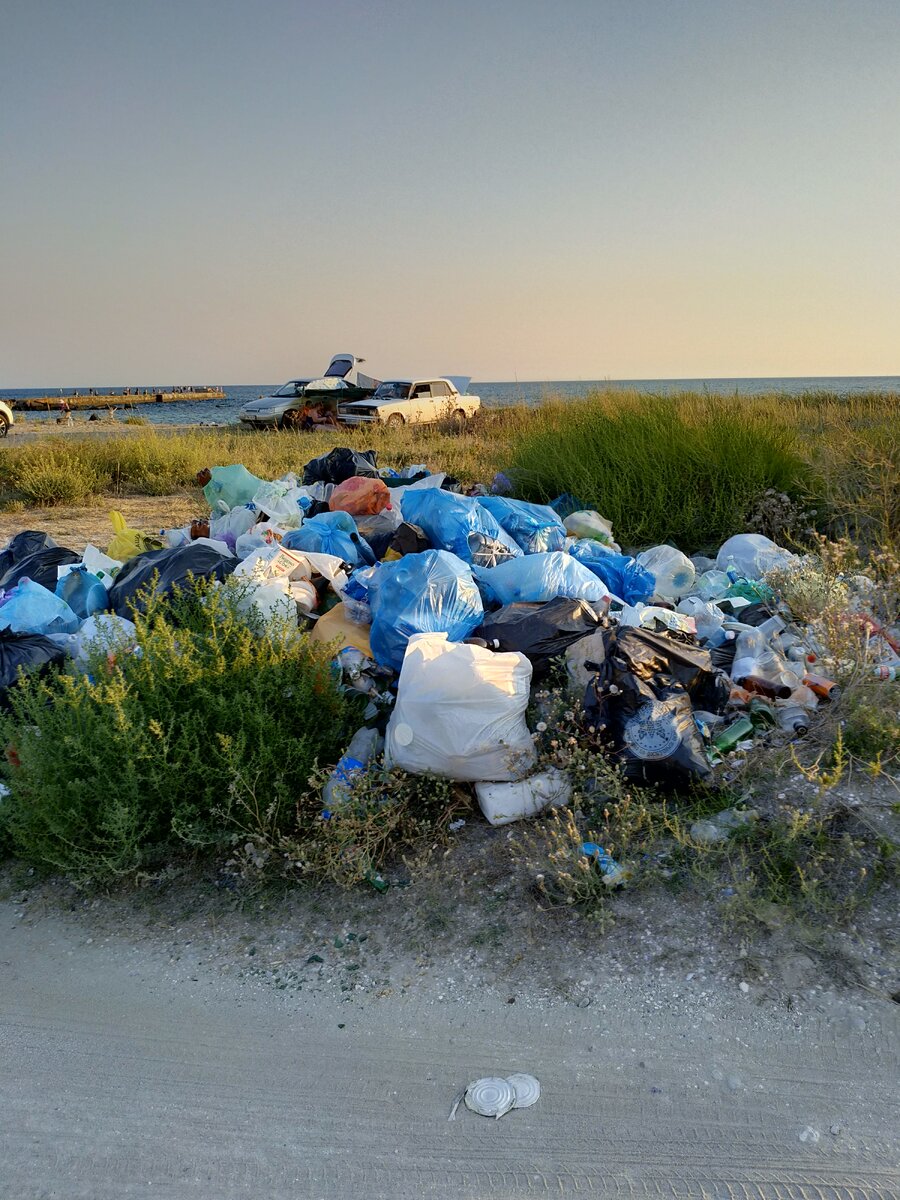 оставлено туристами, которые приехали отдыхать на машинах