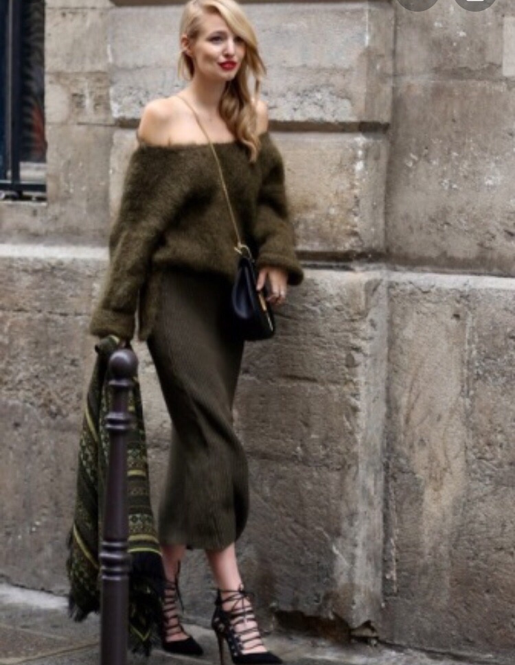 Несколько оттенков болотного и черный.