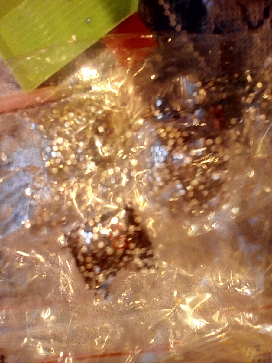 И пакеты со стразами в наборе.