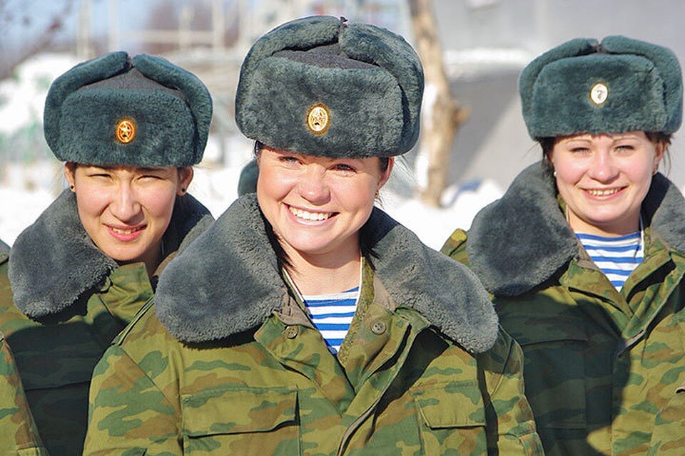 Установите группу военнослужащих женщин. Женщины в Российской армии. Женская армия. Зимняя Военная форма. Русские женщины военнослужащие.