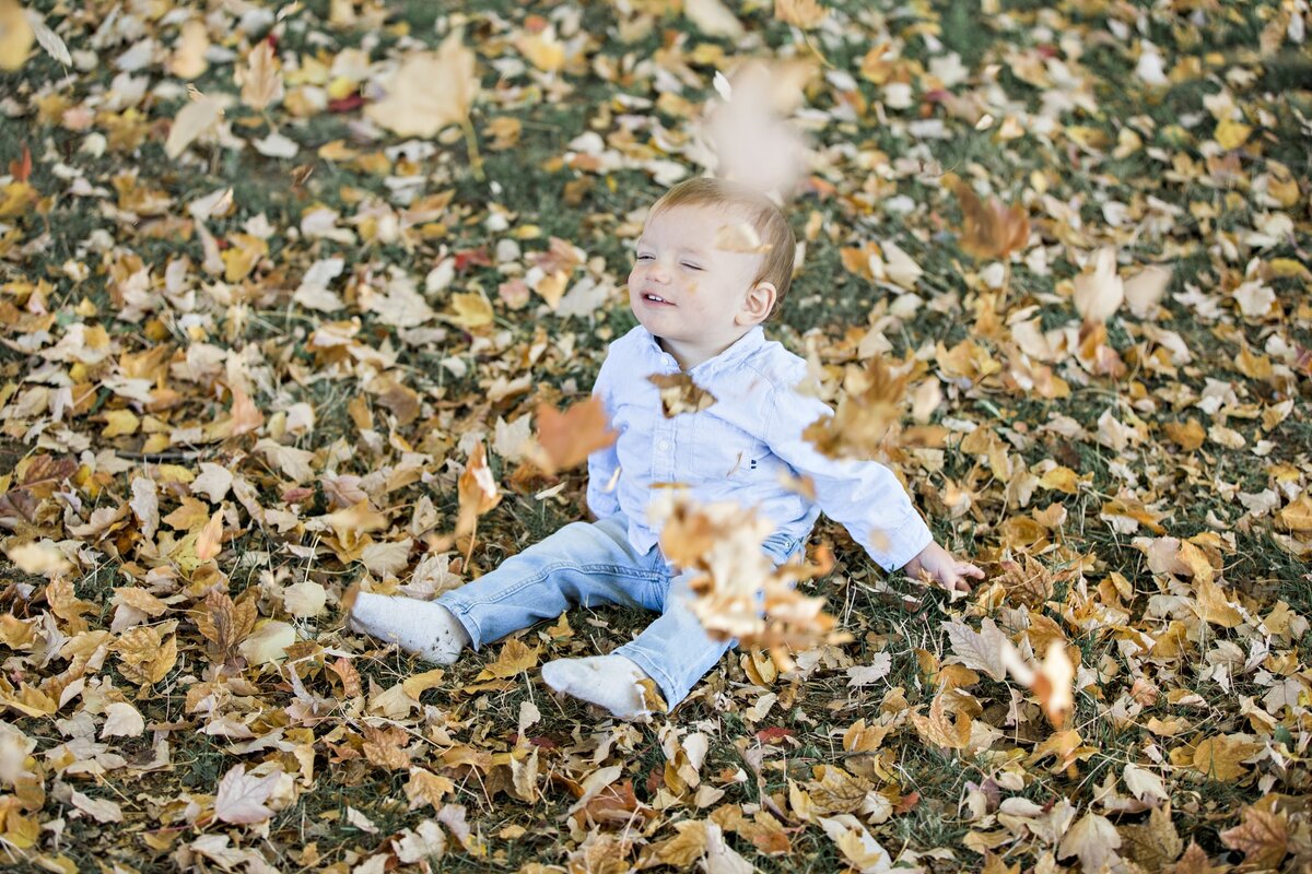 Изменяющиеся дети в изменяющемся мире. Младенец в листьях. Младенец в листьях в голубом. Листочек для малышей.