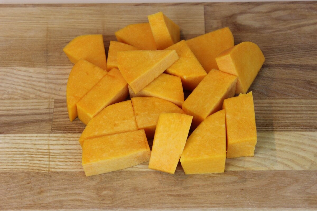 Тыкву очистить от семян и кожуры, порезать на небольшие кусочки. 