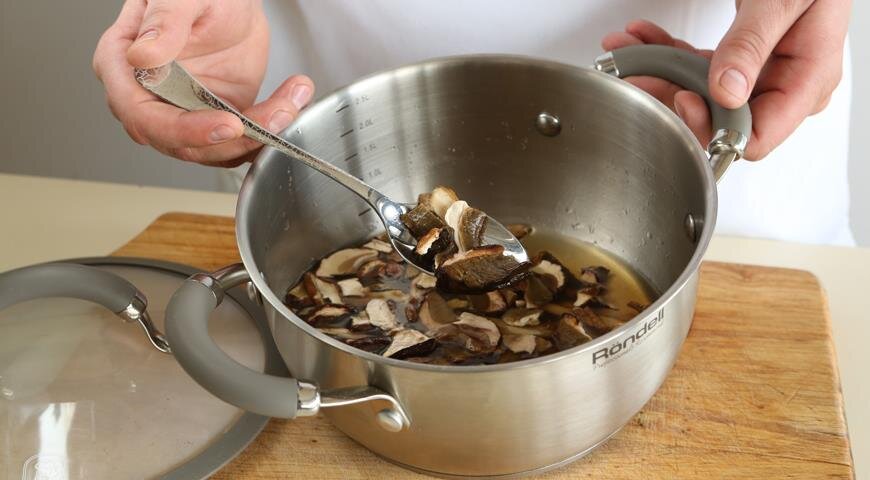 Куриные голени с лесными грибочками и картошкой - сытный обед для всей семьи