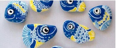 Расписные камни станут прекрасным дополнение в ландшафтному дизайну вашего участка. А еще их можно будет подарить к любому торжеству своим друзьям, знакомым, родственникам. Причем, все рисунки можно будет сделать совершенно самостоятельно.
