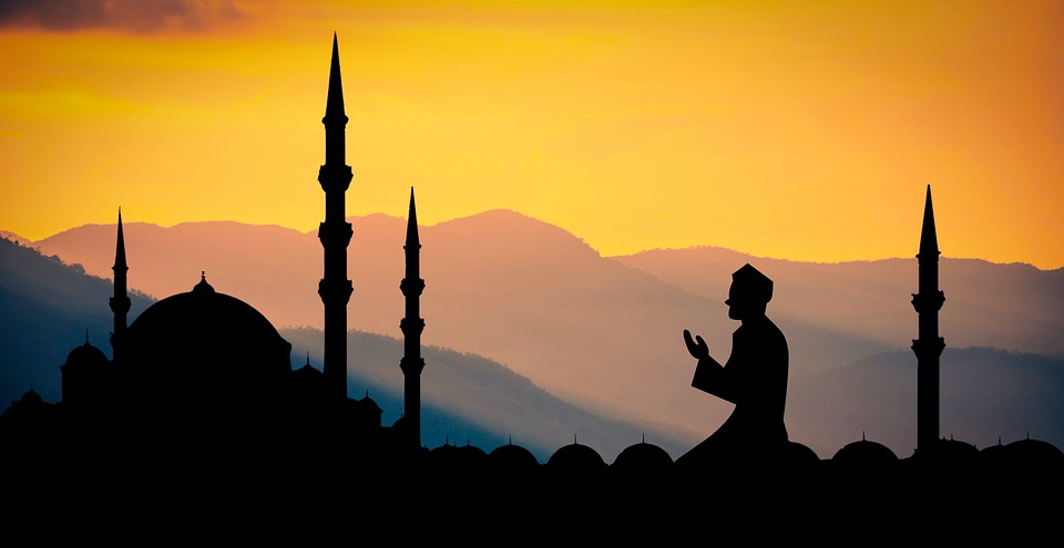 https://cdn.pixabay.com/photo/2018/05/08/21/38/ramadan-3384043_960_720.jpg