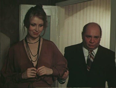 Вера пришла к Зилову на новоселье (фото M.kino-teatr.ru)