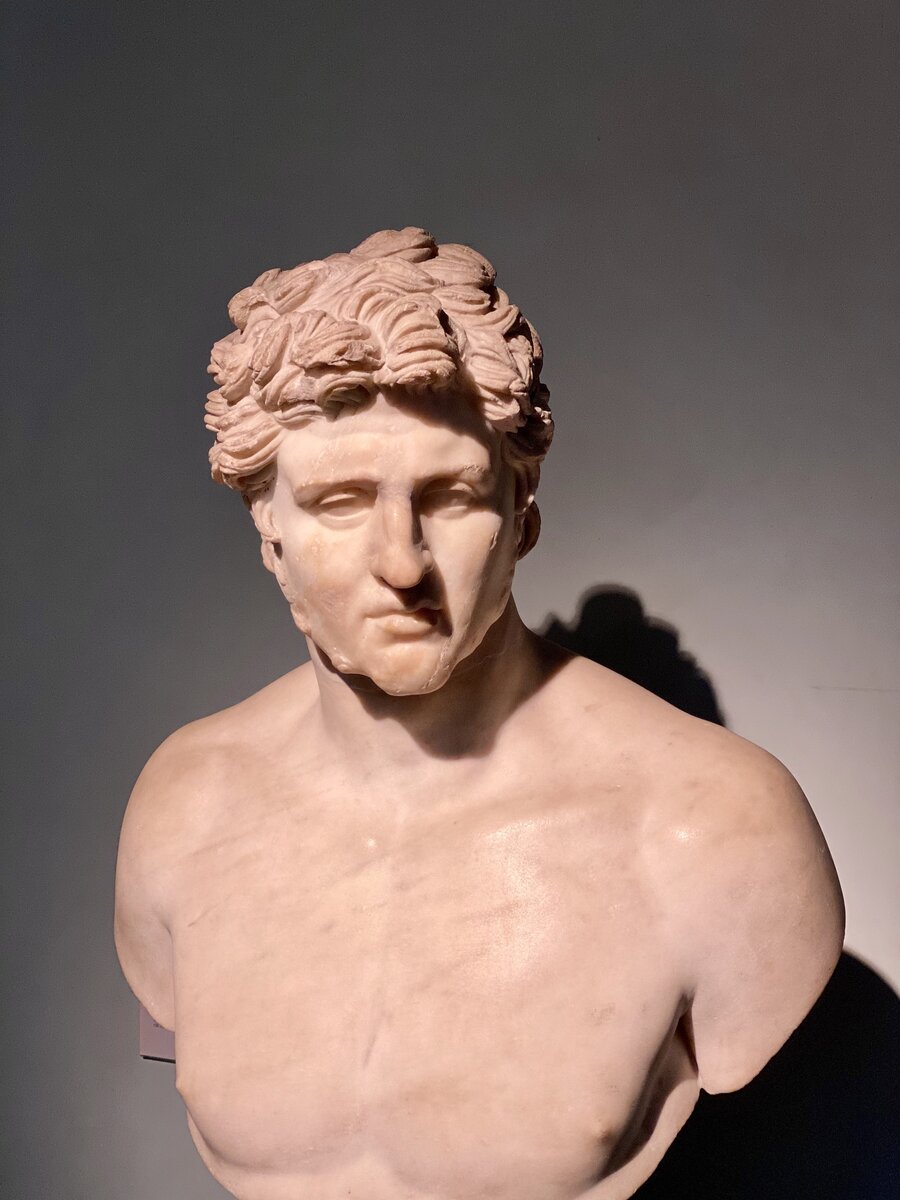 Знал ли скульптор, что его творение будут снимать на iPhone?