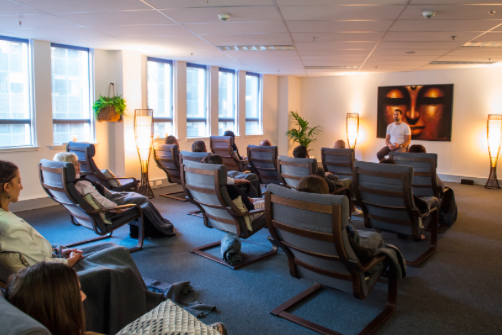 Групповые занятие по mindfulness  медитациям становятся все популярнее