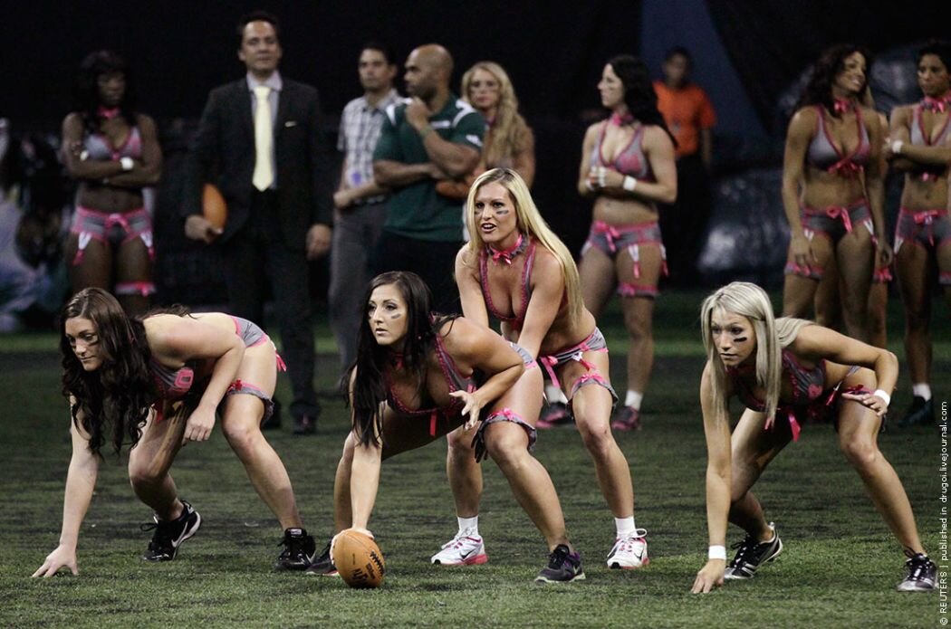 Спорт 18 видео. LFL женская лига регби. Женский американский футбол. Американский футбол женщины голые. LFL американский женский футбол.