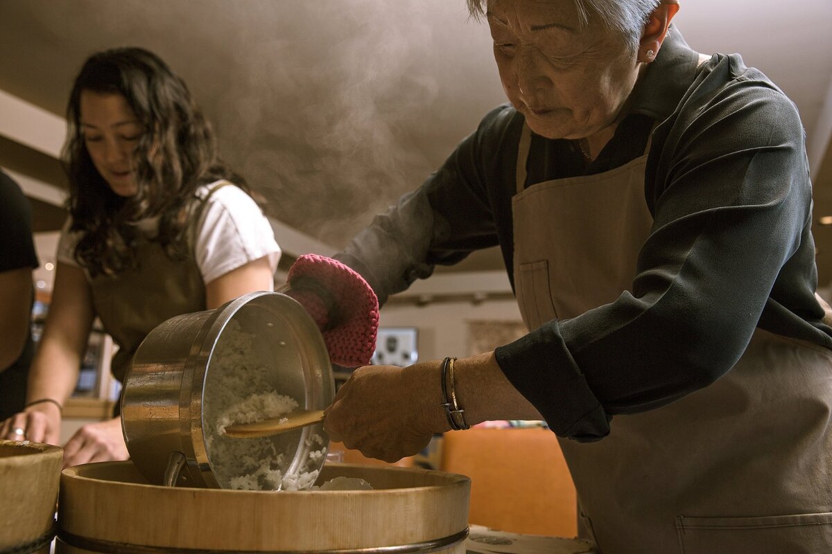 Коринна Накагава Гуден и ее дочь Сидни Гуден готовят рис для маки-дзуси и Инари-дзуси.Кредит...Хилари Макмаллен для The New York Times