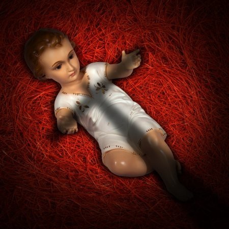 Статуя младенца Иисуса.