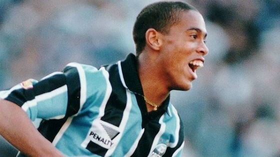 Его история началась в Порту Алегри 21 марта 1980 года . Его семья как большинство других была не богата , но в его семье высоко ценился футбол .-2