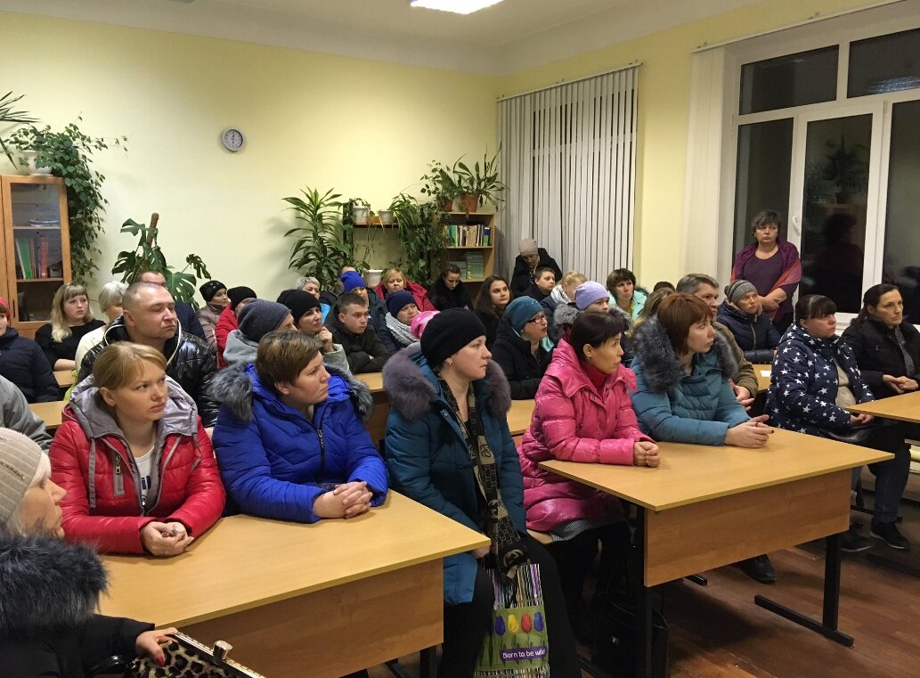 Классическое родительское собрание (фото - twitter.com)