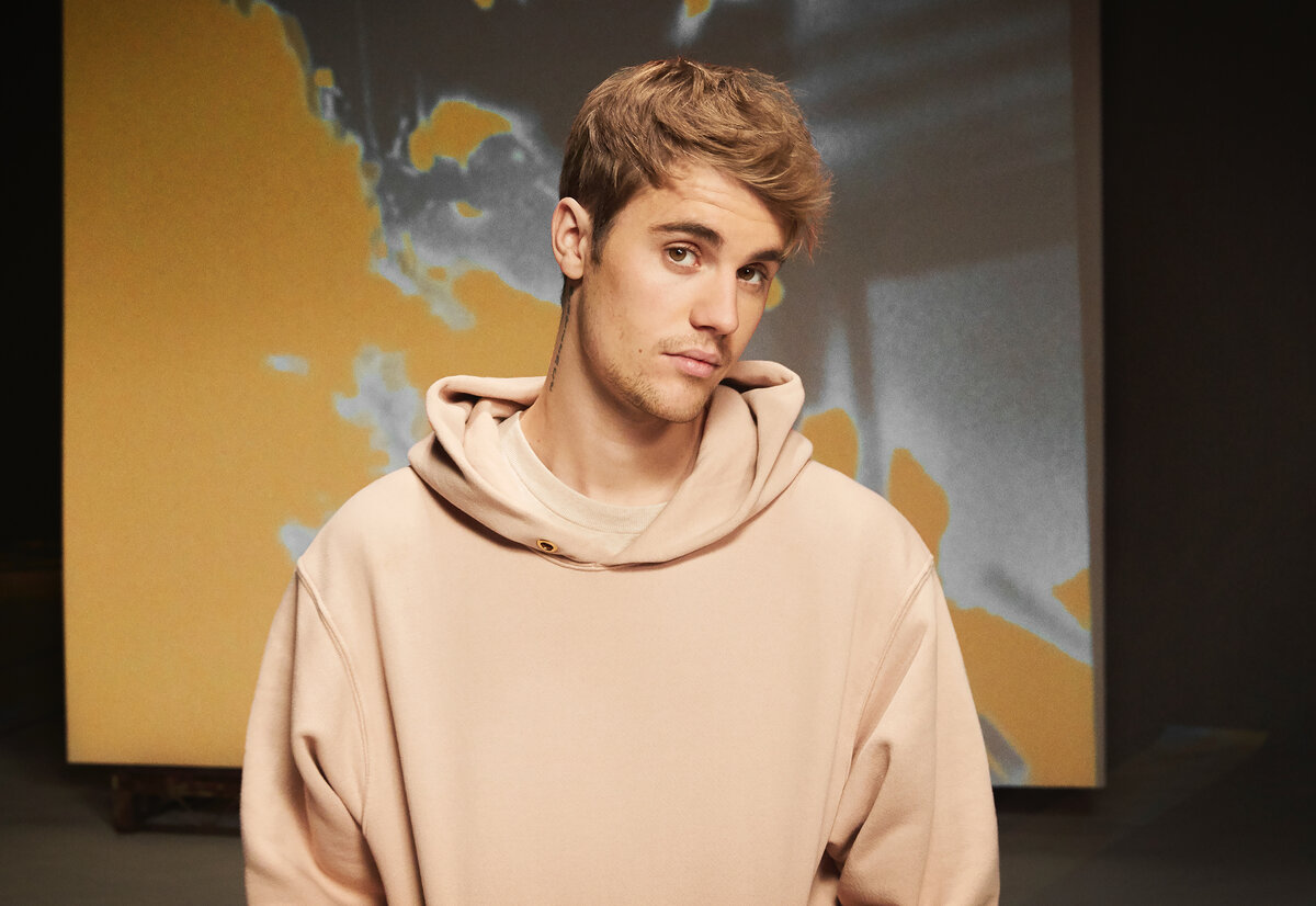 Источник фото: https://www.usmagazine.com/stylish/news/justin-bieber-x-schmidts-here-now-deodorant-48-hour-preview/amp/