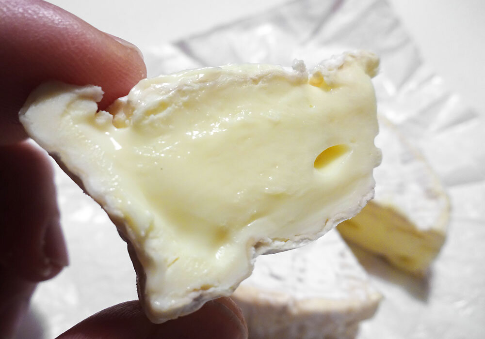 Сильно пахнущий сыр. Вонючий сыр. Сыр с ногами. Вонючий пармезан. Французский сыр с неприятным запахом.