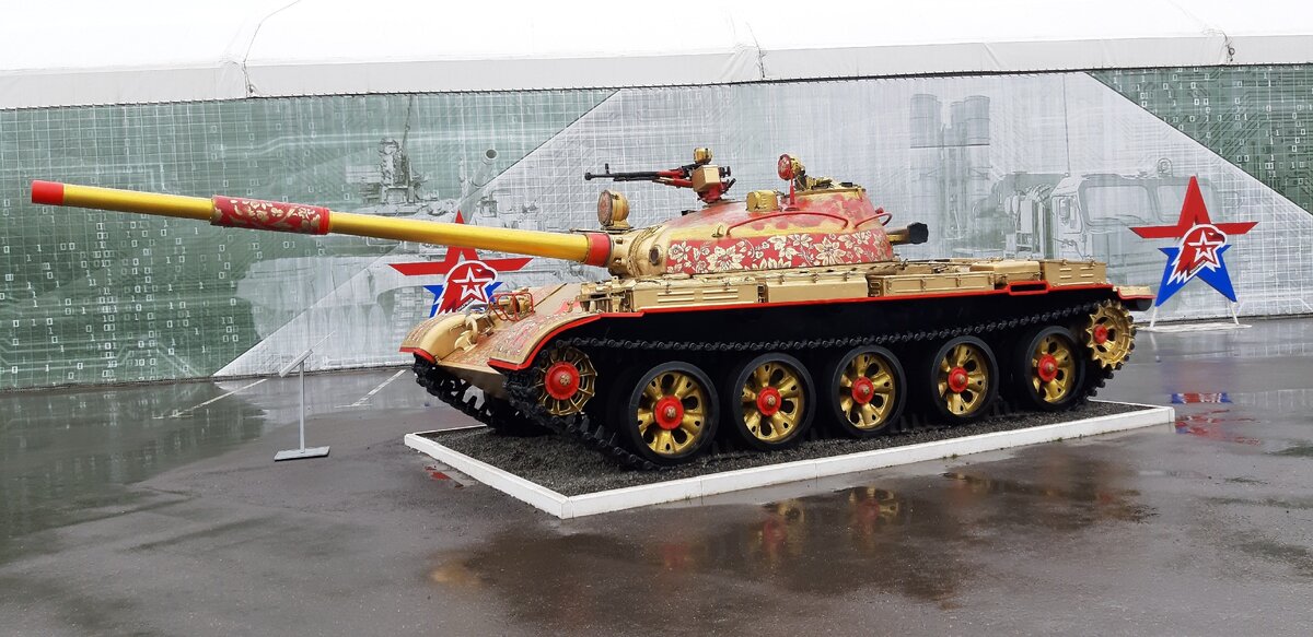 Танк Т62 расписанный под хохлому.