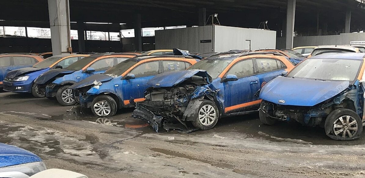 Битые автомобили москва московская область. Кладбище каршеринга в Москве. Разбитые автомобили каршеринга. Стоянка битых автомобилей. Стоянка каршеринга битых машин.