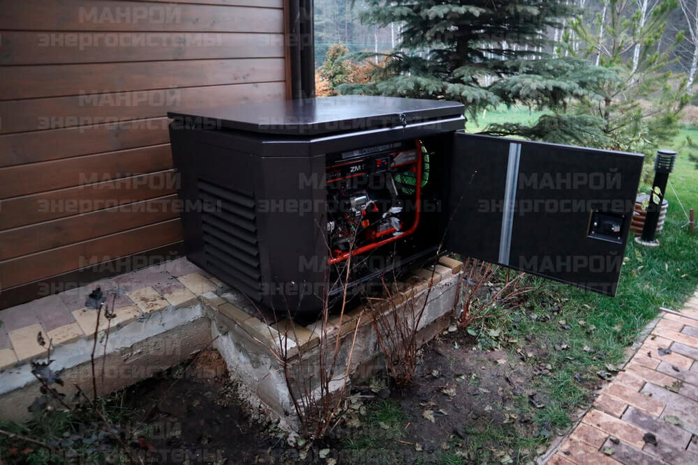 Резервный бензогенератор в уличном кожухе для частного дома