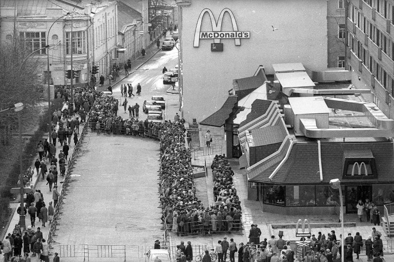 Очередь в Макдональдс
Александр Стешанов, 1990 год, г. Москва, Пушкинская пл., МАММ/МДФ.