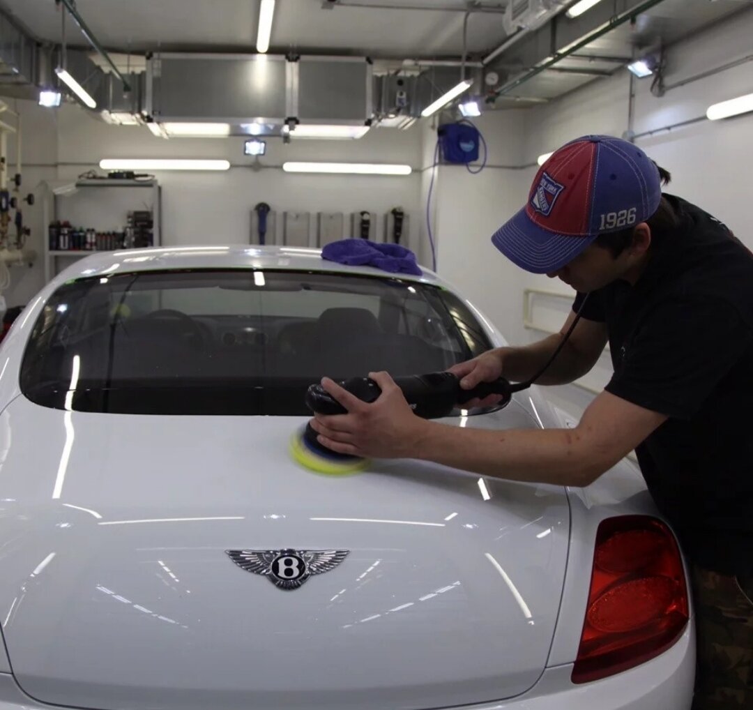 В процессе полировки Bentley Continental GT