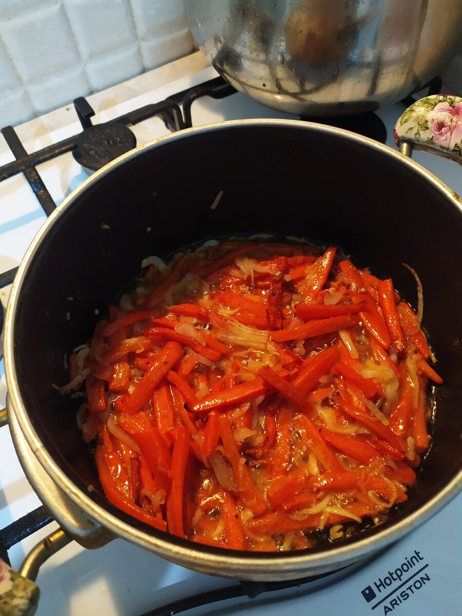 Морковь надо так поджарить, чтобы она была как бы  подвяленная