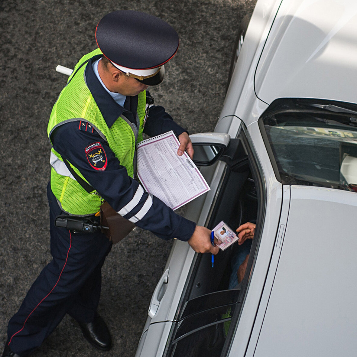 Водитель был остановлен полицией за управление автомобилем с превышением скорости