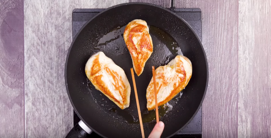 Обжарить с двух сторон.