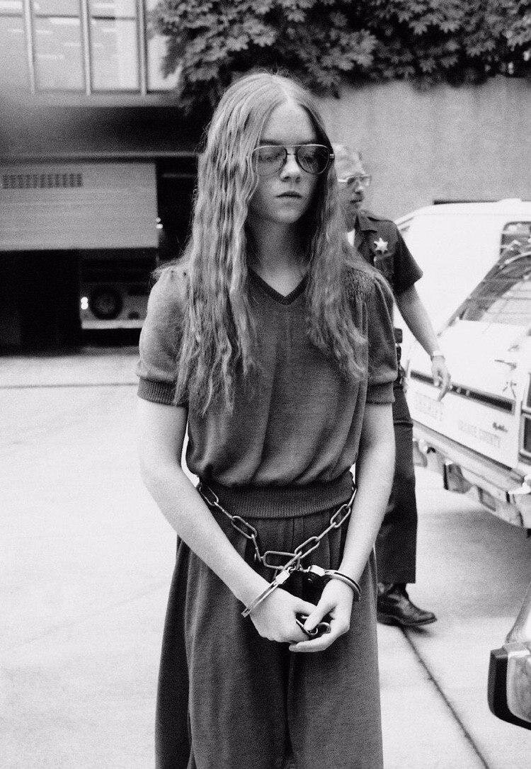 Арестованная 16-летняя девушка, открывшая стрельбу в начальной школе Сан-Диего, 1979г. 
В результате стрельбы погибли 2 человека. Свой поступок убийца объяснила тем, что ей просто не нравятся понедельники. Бренду Энн Спенсер приговорили к пожизненному заключению.