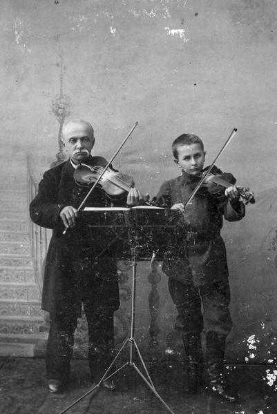 Александр Фёдорович детство с учителем музыки 1900 год