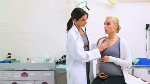 Врач с опытом работы может заподозрить нарушение работы сердца при помощи стетоскопа.