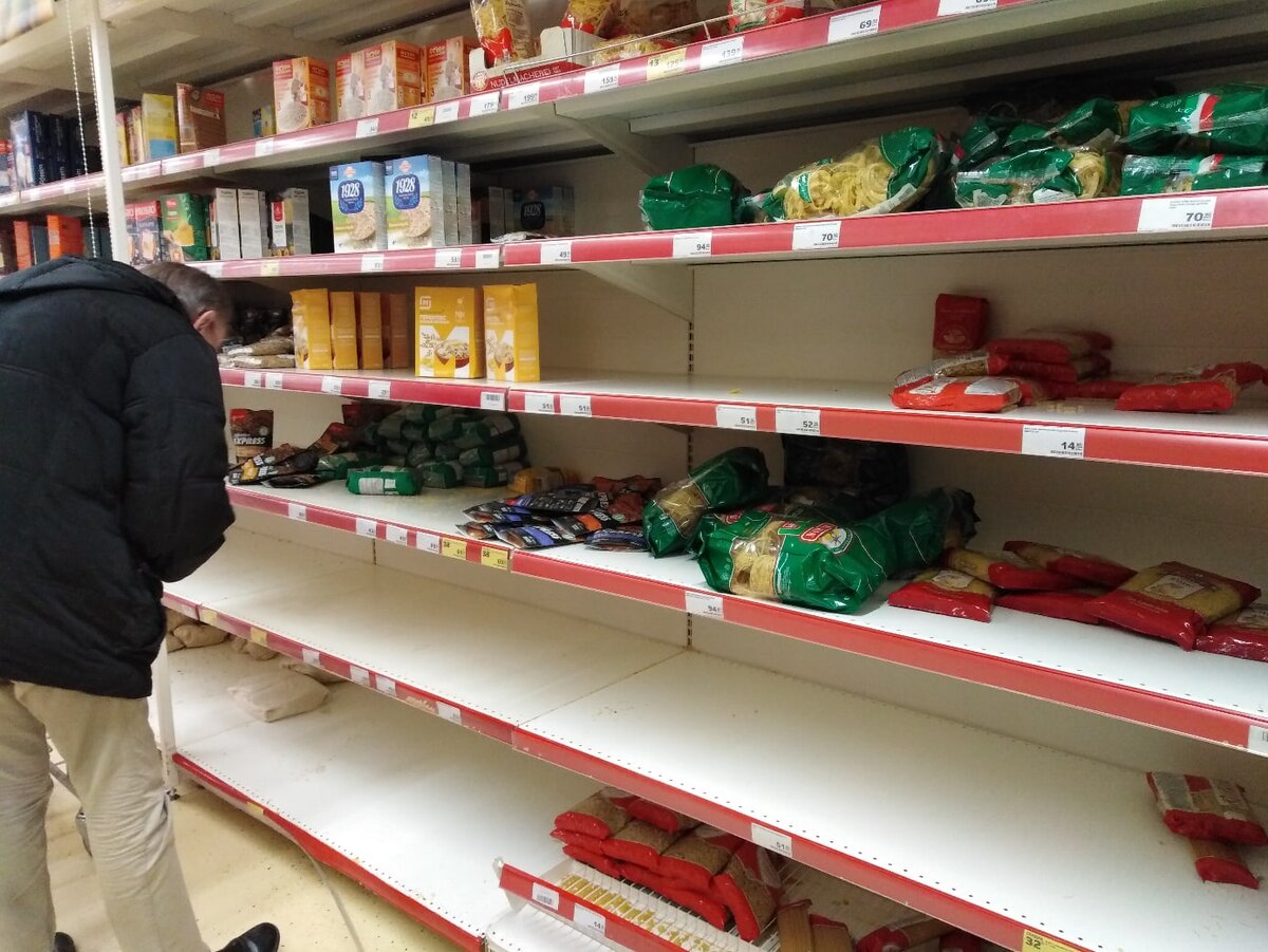 Пустые полки в магазинах