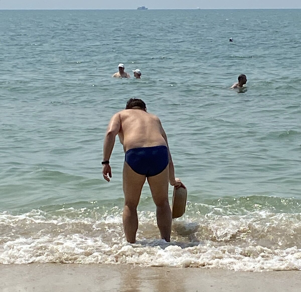 Зачем в Таиланде на пляже тазики? А чтобы ножки помыть