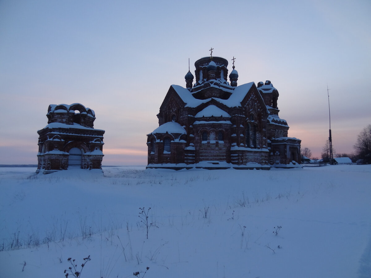 Петропавловский храм в с. Таман. Слева от храма находится фамильная усыпальница купца Кирьянова.                             ------> еще фото
